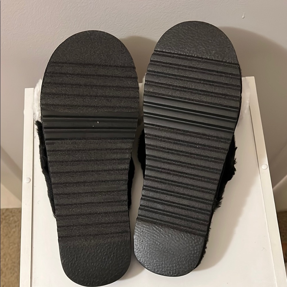 NIB Juicy Couture Highnyss Black Faux Fur Slippers - Picture 11 of 11